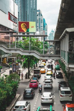 Bangkok, Tayland. 9 Temmuz 2022. Gündüz vakti Sukhumvit yolunda araba trafiği