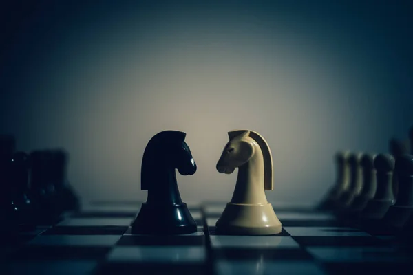 Schachfiguren Ritter Einander Gegenüberstehen Für Eine Pattsituation Auf Einem Schachbrett Stockfoto