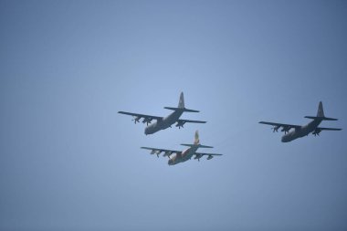İsrail, Givat Olga. 2 Mayıs 2017. Askeri uçaklar Lockheed Herkül C-130 açık mavi gökyüzüne doğru uçar. Herkül C-130 uçağı İsrail 'in bağımsızlığının 69. yıldönümüne adanmış bir hava gösterisinde gösteri yapıyor. Herkül C-130 uçak filosu. Arka görünüm o