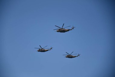 İsrail, Givat Olga. 2 Mayıs 2017. CH-53 askeri helikopterleri açık mavi gökyüzüne karşı uçar. Bir Sikorsky CH-53 helikopteri İsrail 'in bağımsızlığının 69. yıldönümüne adanmış bir hava gösterisinde gösteri yapıyor. CH-53 askeri helikopter filosu. Amerikan kulağı.