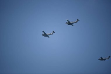 İsrail, Givat Olga. 2 Mayıs 2017. Beechcraft RC-12 Guardrail askeri uçağı açık mavi gökyüzüne doğru uçar. RC-12 Guardrail uçakları İsrail 'in bağımsızlığının 69. yıldönümüne adanmış bir hava gösterisinde gösteri yaptılar. Beechcraft RC-12 bir RC-12.