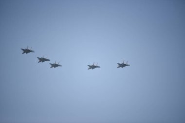 İsrail, Givat Olga. 2 Mayıs 2017. Savaş uçakları F-22 Raptor 'u açık mavi gökyüzüne doğru uçuyor. F-22 savaş uçakları İsrail 'in bağımsızlığının 69. yıldönümüne adanmış bir hava gösterisinde gösteri yapıyorlar. F 22 uçakları mesafeye doğru uçar..