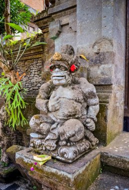 Endonezya, Bali 'ye gülümseyen antik tanrı heykelleri.