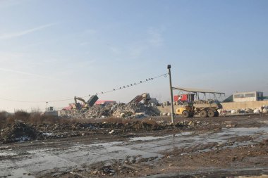 Bir çöp kamyonu çöplüğe park edilmiş.