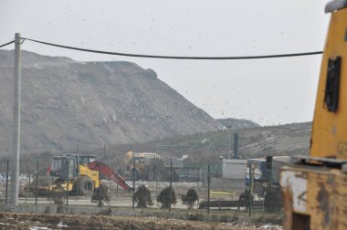 Buldozer ve buldozerli bir inşaat alanı.