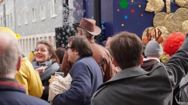 Koblenz 'deki canlı karnaval, özenle hazırlanmış kostümlerin, enerjik geçit törenlerinin ve Koblenz Karnavalı' nın şenlikli atmosferinin fotoğrafları. Seyahat acenteleri, bloglar, seyahat dergileri ve festival resimleri isteyen insanlar için mükemmel..