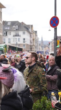 Koblenz 'deki canlı karnaval, özenle hazırlanmış kostümlerin, enerjik geçit törenlerinin ve Koblenz Karnavalı' nın şenlikli atmosferinin fotoğrafları. Seyahat acenteleri, bloglar, seyahat dergileri ve festival resimleri isteyen insanlar için mükemmel..