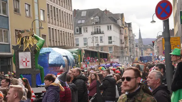 Koblenz 'deki canlı karnaval, özenle hazırlanmış kostümlerin, enerjik geçit törenlerinin ve Koblenz Karnavalı' nın şenlikli atmosferinin fotoğrafları. Seyahat acenteleri, bloglar, seyahat dergileri ve festival resimleri isteyen insanlar için mükemmel..