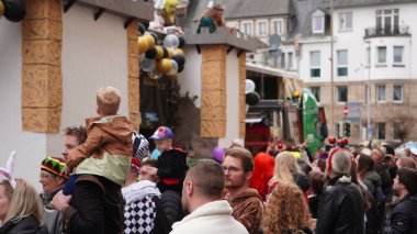 Koblenz 'deki canlı karnaval, özenle hazırlanmış kostümlerin, enerjik geçit törenlerinin ve Koblenz Karnavalı' nın şenlikli atmosferinin fotoğrafları. Seyahat acenteleri, bloglar, seyahat dergileri ve festival resimleri isteyen insanlar için mükemmel..
