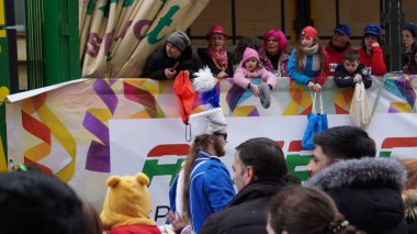 Koblenz 'deki canlı karnaval, özenle hazırlanmış kostümlerin, enerjik geçit törenlerinin ve Koblenz Karnavalı' nın şenlikli atmosferinin fotoğrafları. Seyahat acenteleri, bloglar, seyahat dergileri ve festival resimleri isteyen insanlar için mükemmel..