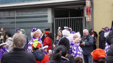 Koblenz 'deki canlı karnaval, özenle hazırlanmış kostümlerin, enerjik geçit törenlerinin ve Koblenz Karnavalı' nın şenlikli atmosferinin fotoğrafları. Seyahat acenteleri, bloglar, seyahat dergileri ve festival resimleri isteyen insanlar için mükemmel..