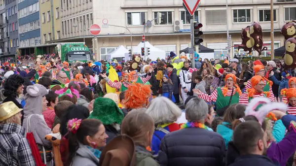 Koblenz 'deki canlı karnaval, özenle hazırlanmış kostümlerin, enerjik geçit törenlerinin ve Koblenz Karnavalı' nın şenlikli atmosferinin fotoğrafları. Seyahat acenteleri, bloglar, seyahat dergileri ve festival resimleri isteyen insanlar için mükemmel..