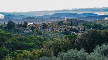 Tuscany 'nin pitoresk manzaralarında çekilmiş bir sonbahar fotoğrafları koleksiyonu. Görüntülerde yuvarlanan tepeler, bereketli sonbahar bitkileri ve günbatımında sakin denizi gösteren muhteşem bir gökyüzü var.. 