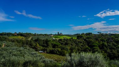 Tuscany 'nin pitoresk manzaralarında çekilmiş bir sonbahar fotoğrafları koleksiyonu. Görüntülerde yuvarlanan tepeler, bereketli sonbahar bitkileri ve günbatımında sakin denizi gösteren muhteşem bir gökyüzü var.. 