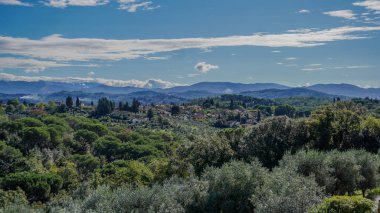 Tuscany 'nin pitoresk manzaralarında çekilmiş bir sonbahar fotoğrafları koleksiyonu. Görüntülerde yuvarlanan tepeler, bereketli sonbahar bitkileri ve günbatımında sakin denizi gösteren muhteşem bir gökyüzü var.. 