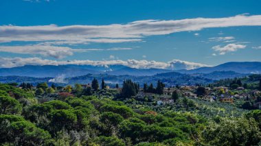 Tuscany 'nin pitoresk manzaralarında çekilmiş bir sonbahar fotoğrafları koleksiyonu. Görüntülerde yuvarlanan tepeler, bereketli sonbahar bitkileri ve günbatımında sakin denizi gösteren muhteşem bir gökyüzü var.. 