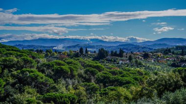 Tuscany 'nin pitoresk manzaralarında çekilmiş bir sonbahar fotoğrafları koleksiyonu. Görüntülerde yuvarlanan tepeler, bereketli sonbahar bitkileri ve günbatımında sakin denizi gösteren muhteşem bir gökyüzü var.. 