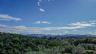 Tuscany 'nin pitoresk manzaralarında çekilmiş bir sonbahar fotoğrafları koleksiyonu. Görüntülerde yuvarlanan tepeler, bereketli sonbahar bitkileri ve günbatımında sakin denizi gösteren muhteşem bir gökyüzü var.. 