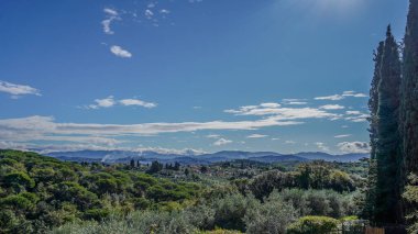 Tuscany 'nin pitoresk manzaralarında çekilmiş bir sonbahar fotoğrafları koleksiyonu. Görüntülerde yuvarlanan tepeler, bereketli sonbahar bitkileri ve günbatımında sakin denizi gösteren muhteşem bir gökyüzü var.. 