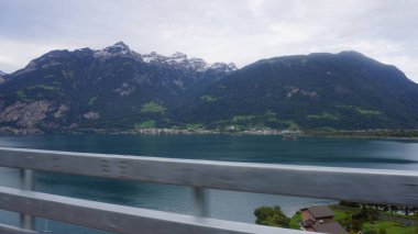 İsviçre 'de çekilen göz kamaştırıcı sonbahar manzaraları öğleden sonra boyunca canlı renkler sergiliyor. Fotoğraflarda, Sony kamerasıyla çekilen sakin göl manzarası ve altın yapraklı ormanlık alanlar yer alıyor.