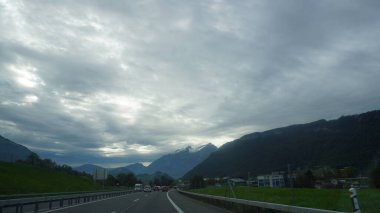 İsviçre 'de çekilen göz kamaştırıcı sonbahar manzaraları öğleden sonra boyunca canlı renkler sergiliyor. Fotoğraflarda, Sony kamerasıyla çekilen sakin göl manzarası ve altın yapraklı ormanlık alanlar yer alıyor.