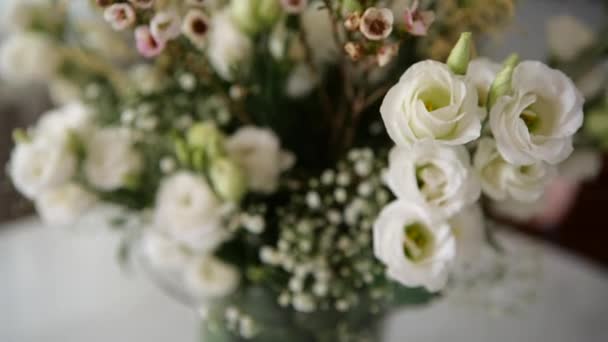 Όμορφο Μπουκέτο Λουλουδιών Λευκά Τριαντάφυλλα Για Την Προετοιμασία Του Γάμου — Αρχείο Βίντεο