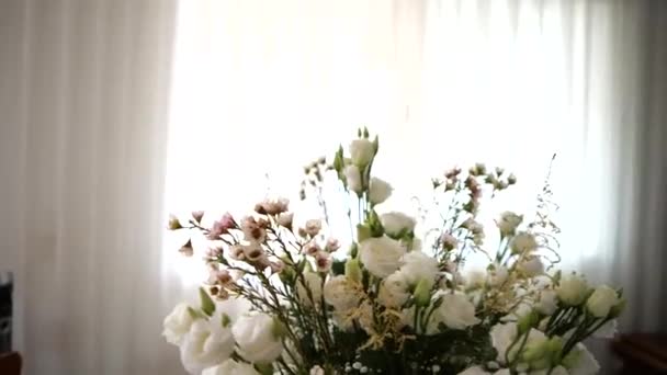 Schöner Blumenstrauß Weiße Blumen Rosen Für Die Hochzeitsvorbereitung — Stockvideo