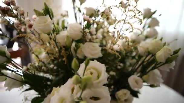 Bonito Buquê Flores Rosas Flores Brancas Para Preparação Casamento — Vídeo de Stock