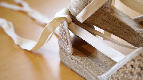Elegante Hochzeitsschuhe Auf Dem Tisch Zur Festvorbereitung — Stockvideo