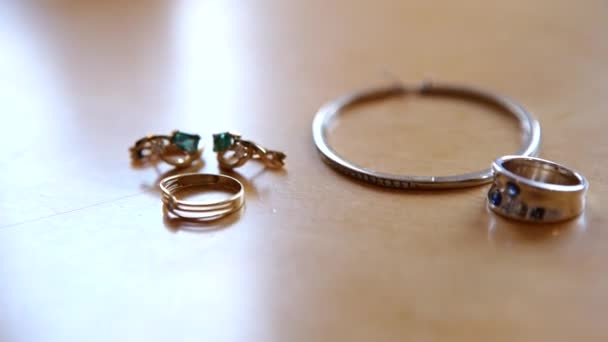 Γαμήλια Κοσμήματα Δαχτυλίδι Και Βραχιόλι Για Την Προετοιμασία Γιορτή Είδη — Αρχείο Βίντεο