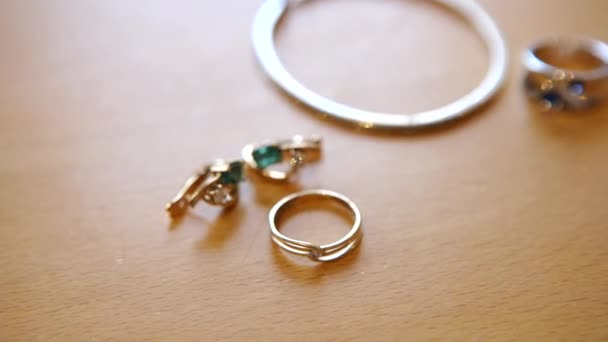 Γαμήλια Κοσμήματα Δαχτυλίδι Και Βραχιόλι Για Την Προετοιμασία Γιορτή Είδη — Αρχείο Βίντεο