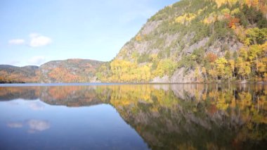 Renkli Yaprak Doğa Stoku Videosuyla göz kamaştırıcı Autumn Lake View. Canlı sonbahar yapraklarıyla çevrili sakin bir gölün dingin güzelliğini hissedin.