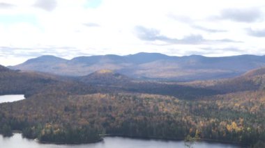 Renkli Yapraklar Doğa Menkul Kıymetler Videosuyla Çarpıcı Sonbahar Gölü Görünümü