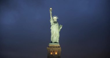 Özgürlük Anıtı Gece Aydınlandı