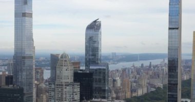 City Skyline ve Iconic Architecture. Canlı bir şehrin göz kamaştırıcı silueti, eşsiz karakterini gösteren ikonik gökdelenler. Bu video şehir hayatının enerjisini ve güzelliğini yansıtıyor..