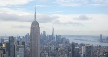City Skyline ve Iconic Architecture. Canlı bir şehrin göz kamaştırıcı silueti, eşsiz karakterini gösteren ikonik gökdelenler. Bu video şehir hayatının enerjisini ve güzelliğini yansıtıyor..