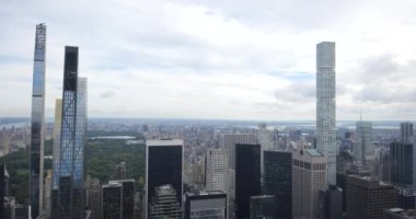 City Skyline ve Iconic Architecture. Canlı bir şehrin göz kamaştırıcı silueti, eşsiz karakterini gösteren ikonik gökdelenler. Bu video şehir hayatının enerjisini ve güzelliğini yansıtıyor..