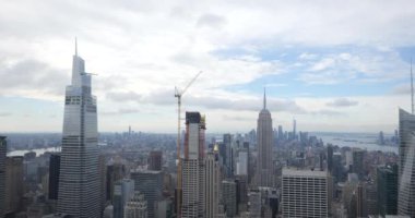 City Skyline ve Iconic Architecture. Canlı bir şehrin göz kamaştırıcı silueti, eşsiz karakterini gösteren ikonik gökdelenler. Bu video şehir hayatının enerjisini ve güzelliğini yansıtıyor..