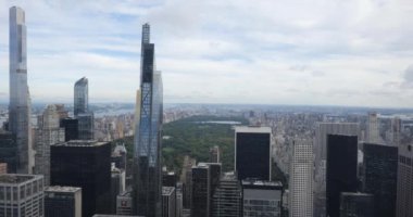 City Skyline ve Iconic Architecture. Canlı bir şehrin göz kamaştırıcı silueti, eşsiz karakterini gösteren ikonik gökdelenler. Bu video şehir hayatının enerjisini ve güzelliğini yansıtıyor..