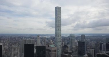 City Skyline ve Iconic Architecture. Canlı bir şehrin göz kamaştırıcı silueti, eşsiz karakterini gösteren ikonik gökdelenler. Bu video şehir hayatının enerjisini ve güzelliğini yansıtıyor..