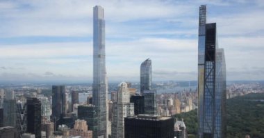 City Skyline ve Iconic Architecture. Canlı bir şehrin göz kamaştırıcı silueti, eşsiz karakterini gösteren ikonik gökdelenler. Bu video şehir hayatının enerjisini ve güzelliğini yansıtıyor..