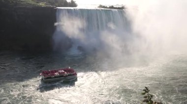 Niagara Şelalesinde bir teknede turistler