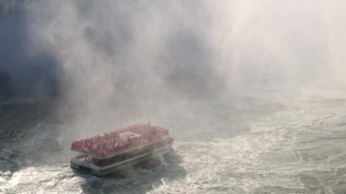 Niagara Şelalesinde bir teknede turistler