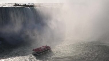 Niagara Şelalesinde bir teknede turistler