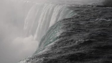 Doğa 'nın Çiğ Güzellik Şelalesi' nde güçlü bir şelale. Güçlü, çağlayan şelalelerin çarpıcı görüntüleri saf güzelliği gözler önüne seriyor. Doğa, seyahat ve çevre projeleri için ideal ikonik, dramatik bir su manzarası gerekiyor..