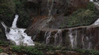 Dağ 4K Doğa Videosunun Güzel Şelalesi Kayaların Üzerinden Geçiyor