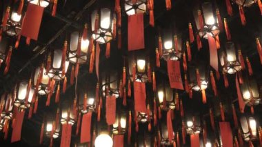 Çin Tapınağında Kırmızı Fenerler Dikey 4K Kültürel ve Ruhani Video