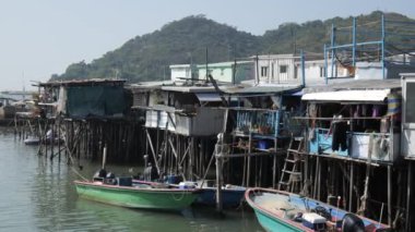 Çin Tapınağında Kırmızı Fenerler Dikey 4K Kültürel ve Ruhani Video