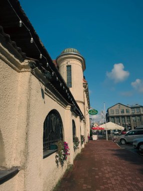 Küçük şehirde beyaz bir duvar. Estonya, Parnu 'da eski bir kasaba