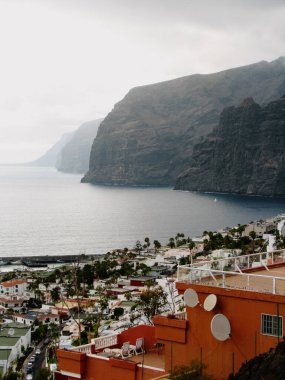 Kanarya Adası 'ndaki Los Gigantes. Muazzam karanlık dağlar